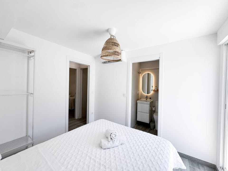 Bed, Photo of the whole room, Bedroom, towels, wardrobe