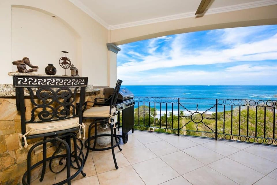 Fifth-Floor Condo with Breathtaking Ocean Views, Stylish Interior & Prime Location Near Flamingo Beach House in Playa Flamingo