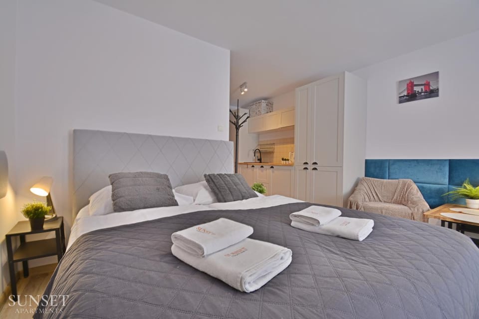 Bed, Seating area, towels