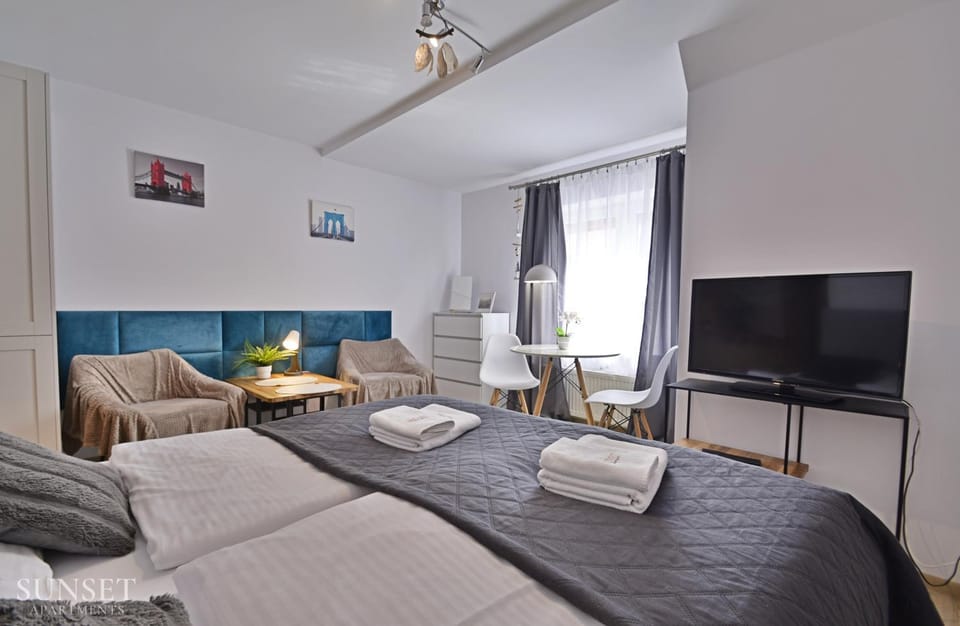 Bed, Seating area, towels