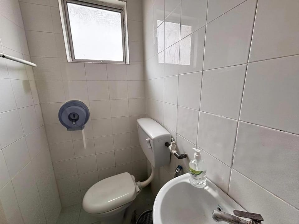 Above A Shoplot No Noise Worries & 12Pax FreeWiFi House in Ipoh