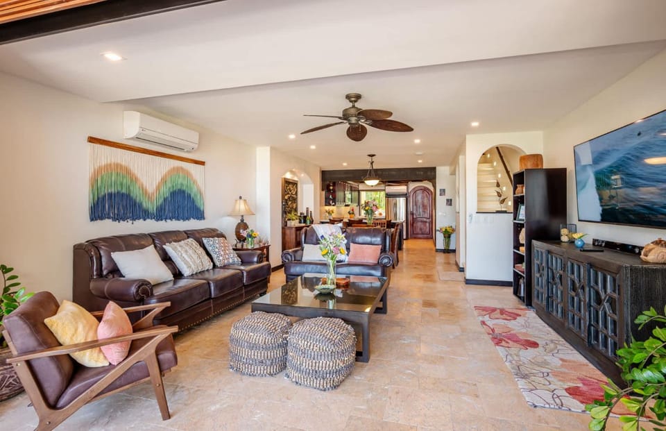 Upscale Two-Bedroom Condo in Playa Flamingo with Beautiful Oceanfront Views House in Playa Flamingo