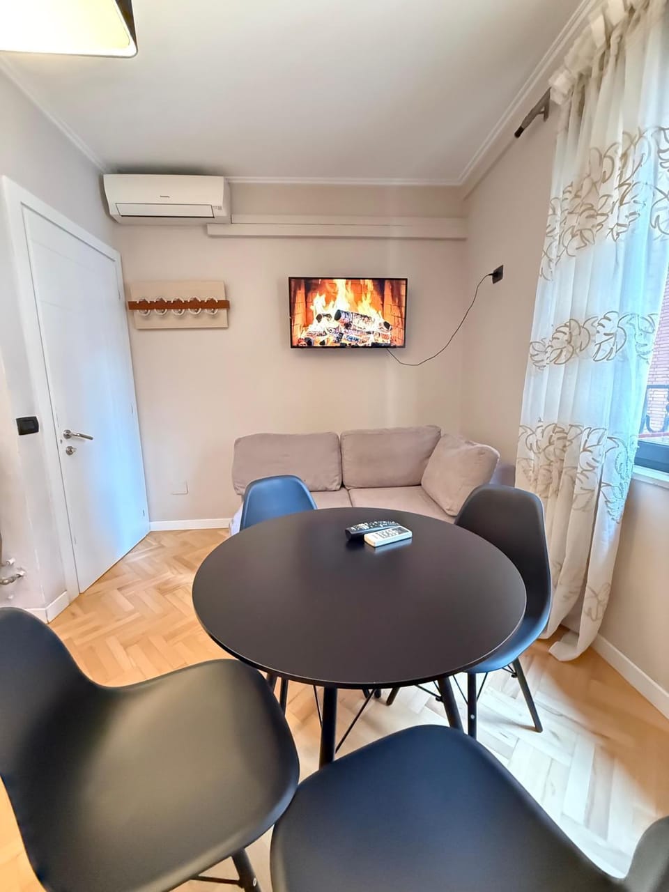 TV and multimedia, Living room, Seating area, Dining area, air conditioner