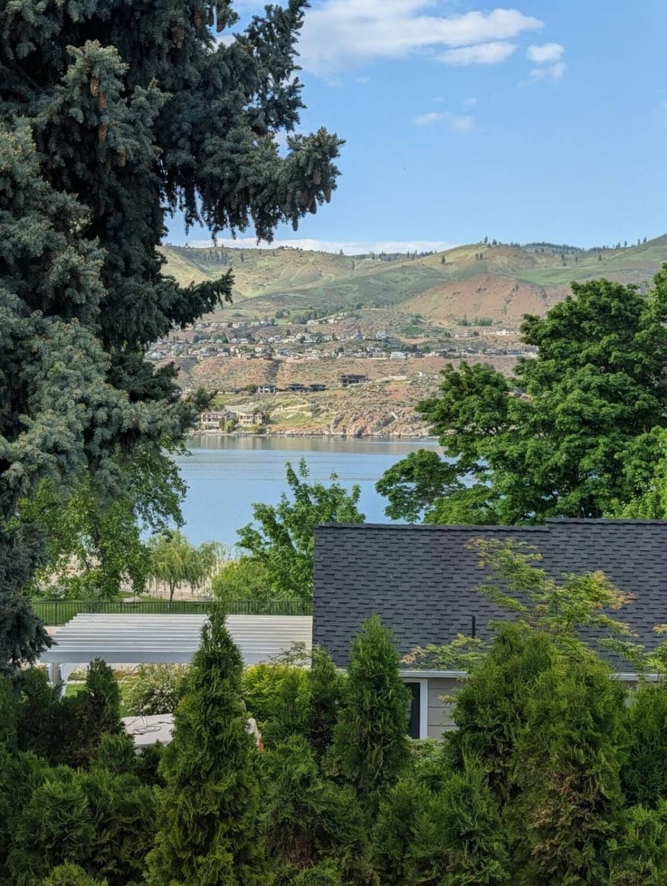 Lake Breeze Retreat Newly Remodeled Lake Views Apartment in Chelan (In Town)