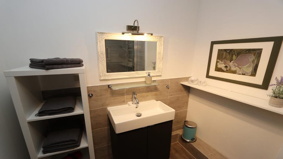 Bathroom, Photo of the whole room, Decorative detail