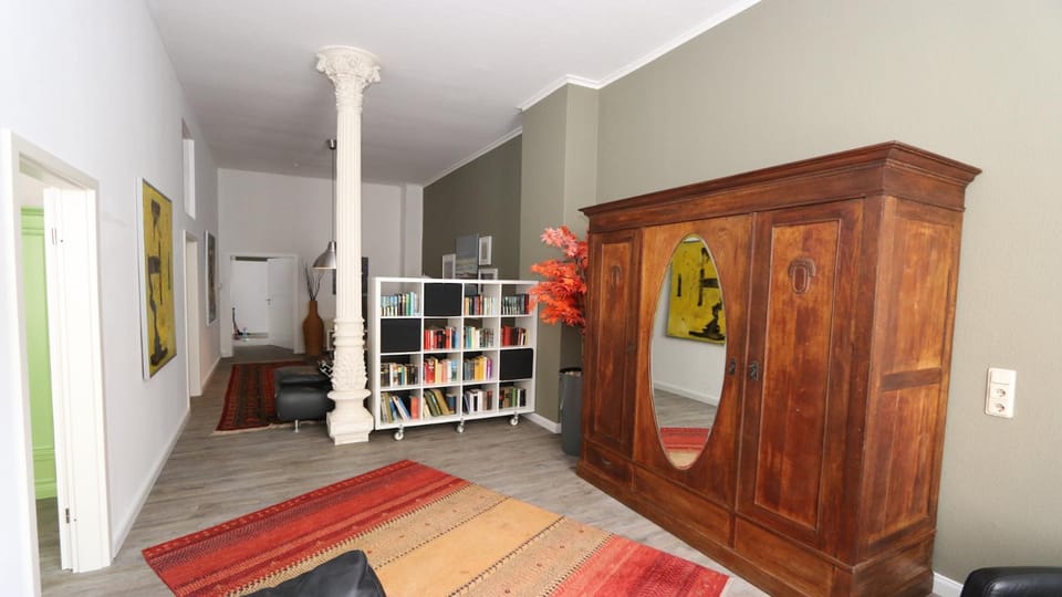 Library, Coffee/tea facilities, Living room, Photo of the whole room, Decorative detail, Seating area