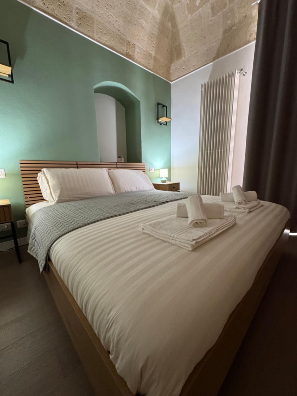 Bed, Bedroom, towels