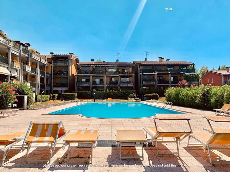 Magic Garda Beautiful Apartment with Pools, HOST4U Apartment in Desenzano del Garda