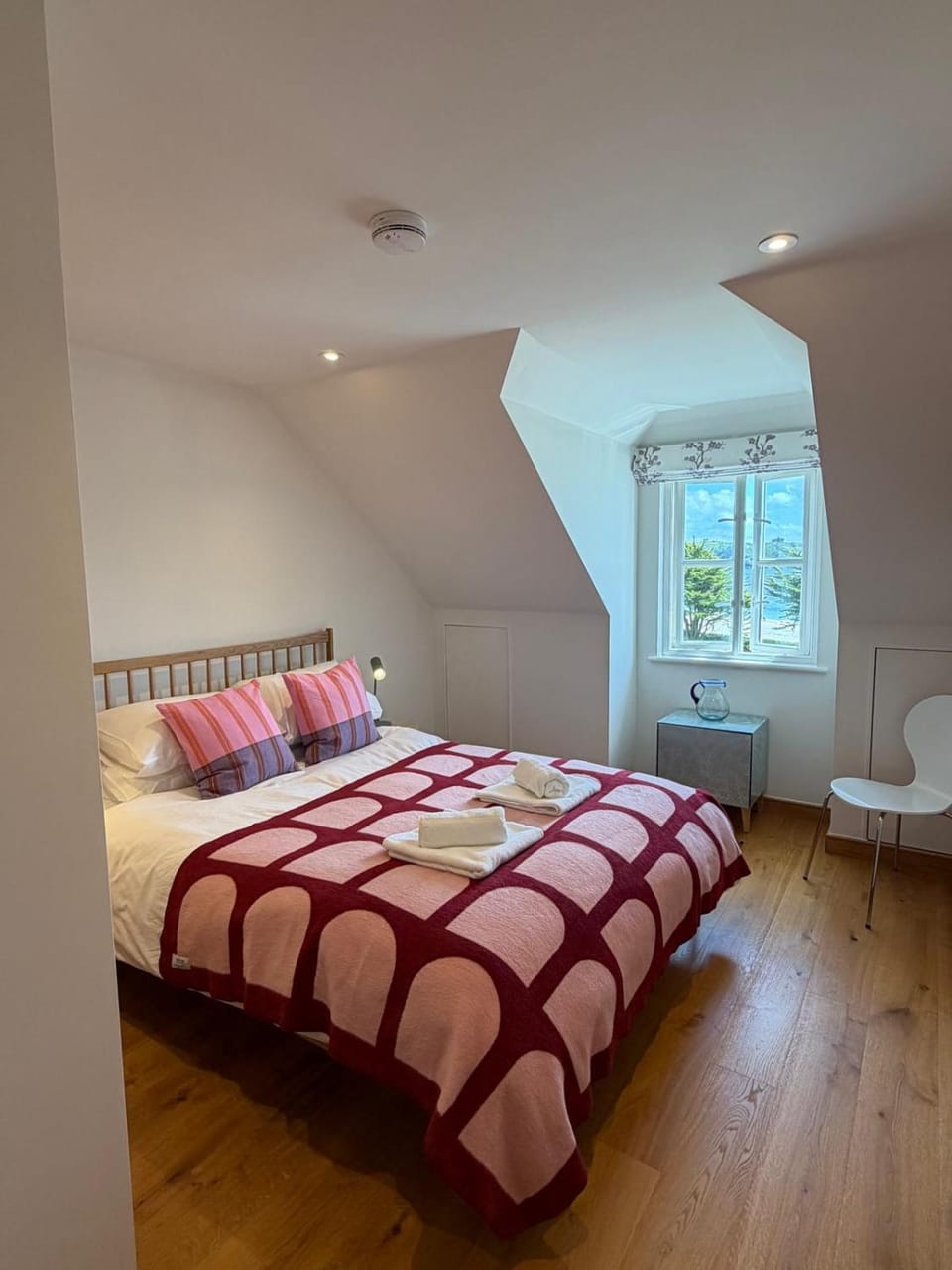 Seafront Gyllyngvase Beach - Sunrise Sea Views Apartment in England