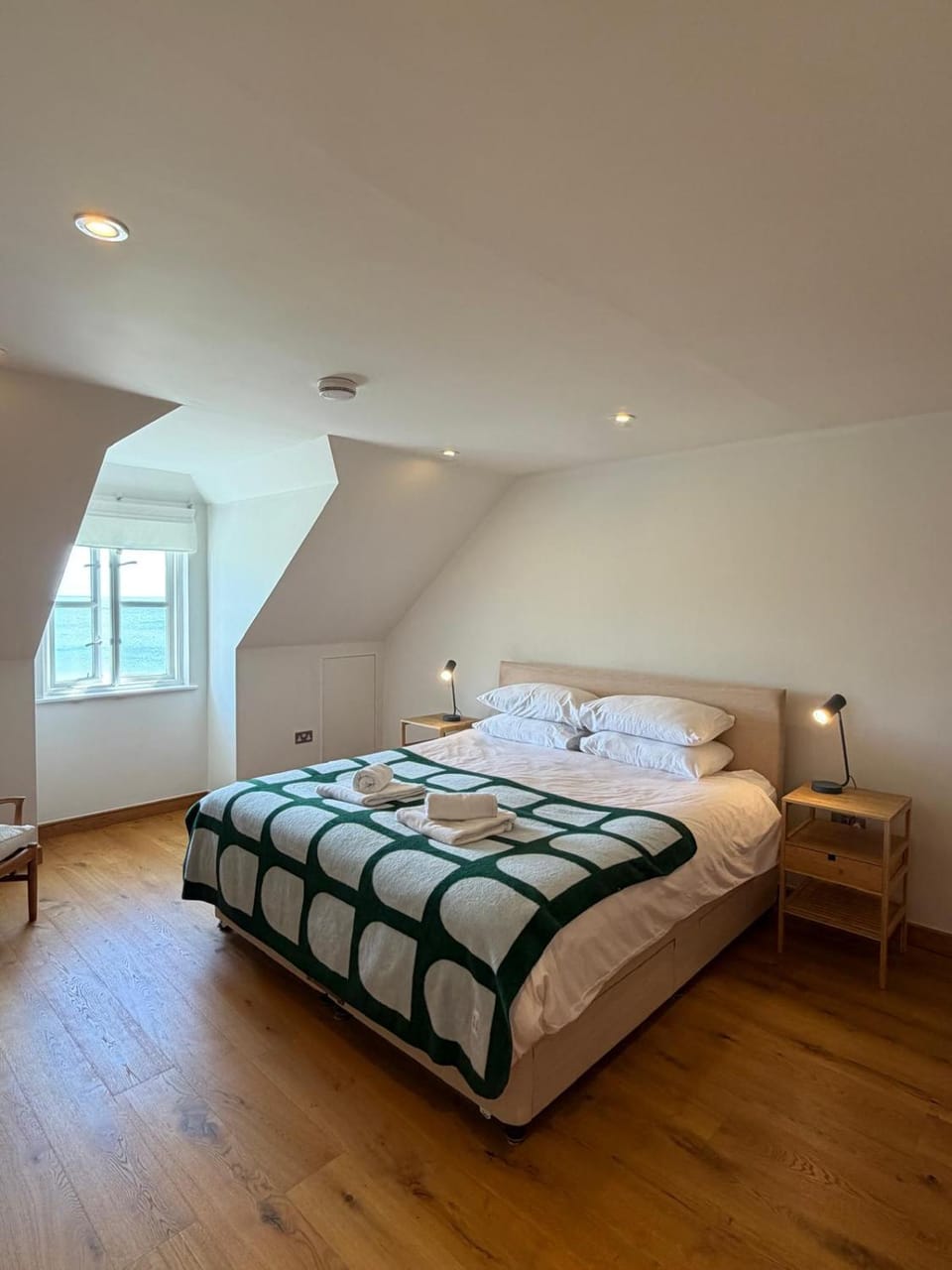 Seafront Gyllyngvase Beach - Sunrise Sea Views Apartment in England