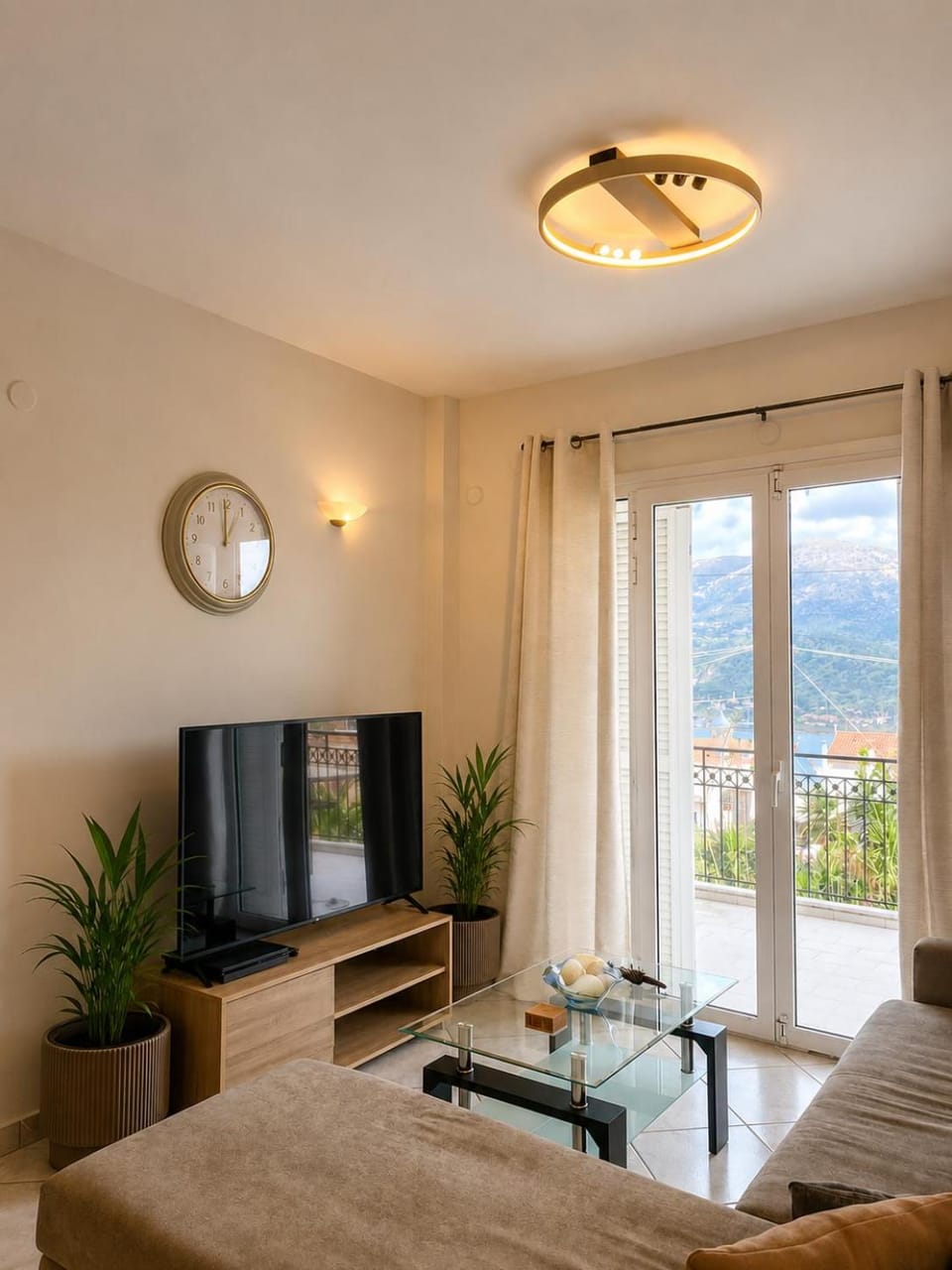 Communal lounge/ TV room, TV and multimedia, City view, Mountain view