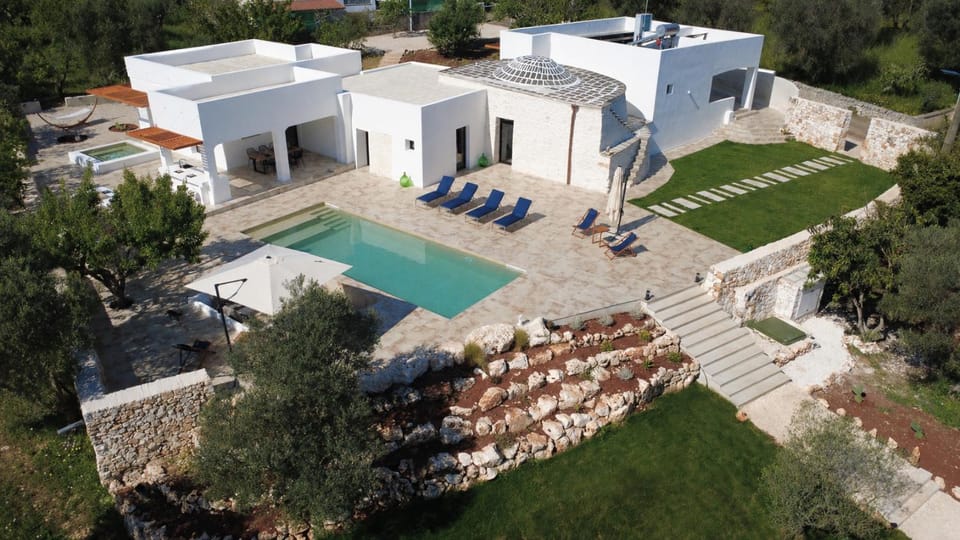 Property building, Garden, Pool view, Swimming pool, sunbed