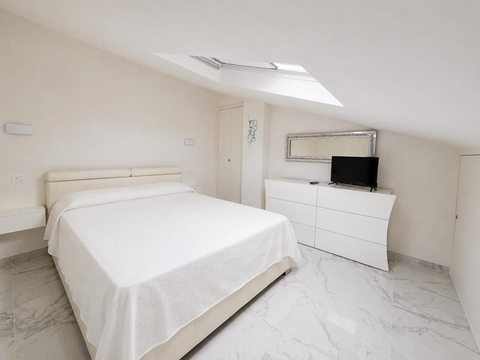 Bed, TV and multimedia, Bedroom
