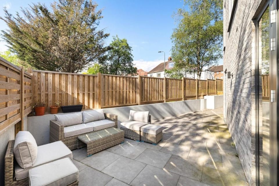 Awesome Wembley Apartment Sleeps 11 Apartment in Wembley