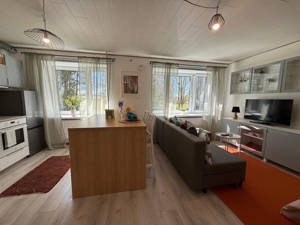 Communal lounge/ TV room, Nightclub / DJ, TV and multimedia, Living room, Business facilities, Decorative detail, Entertainment, Inner courtyard view, furniture, kitchen