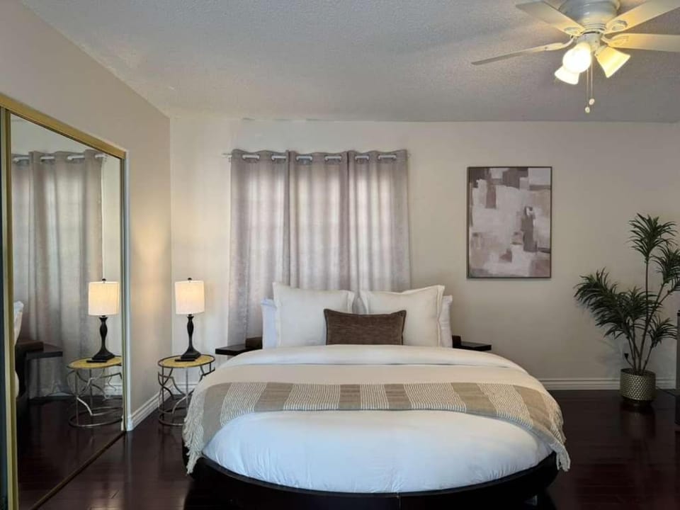 Beverly Hills Studio with Unique Round Bed Adj to Cameo Hotel and Rodeo Drive Apartment in Beverly Hills