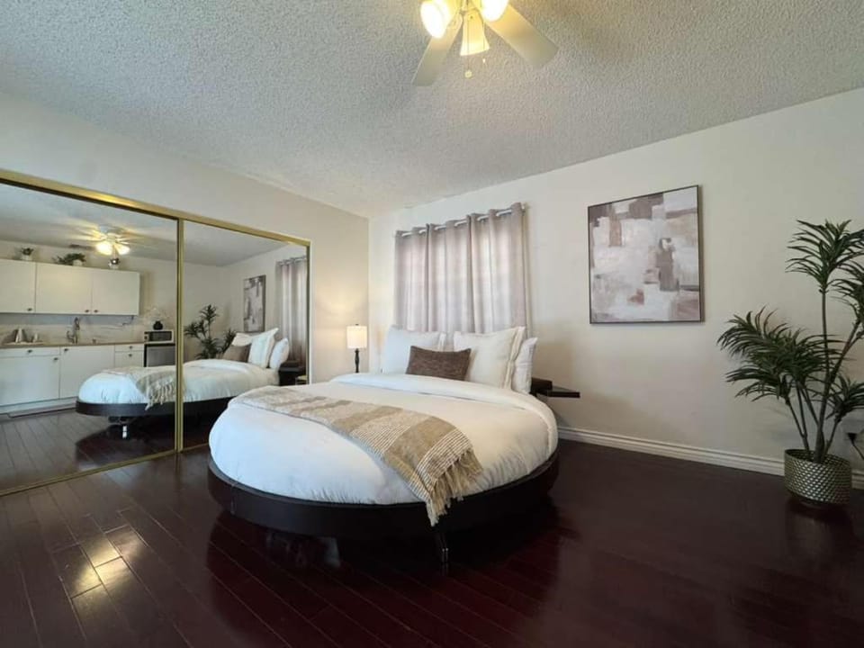Beverly Hills Studio with Unique Round Bed Adj to Cameo Hotel and Rodeo Drive Apartment in Beverly Hills
