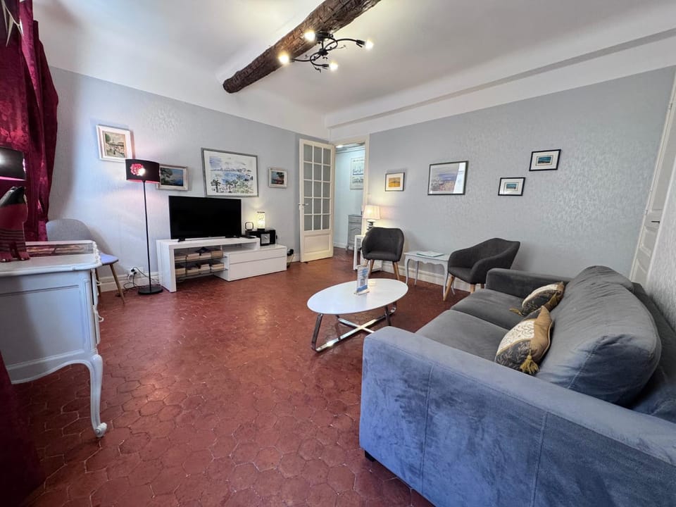 Communal lounge/ TV room, Living room