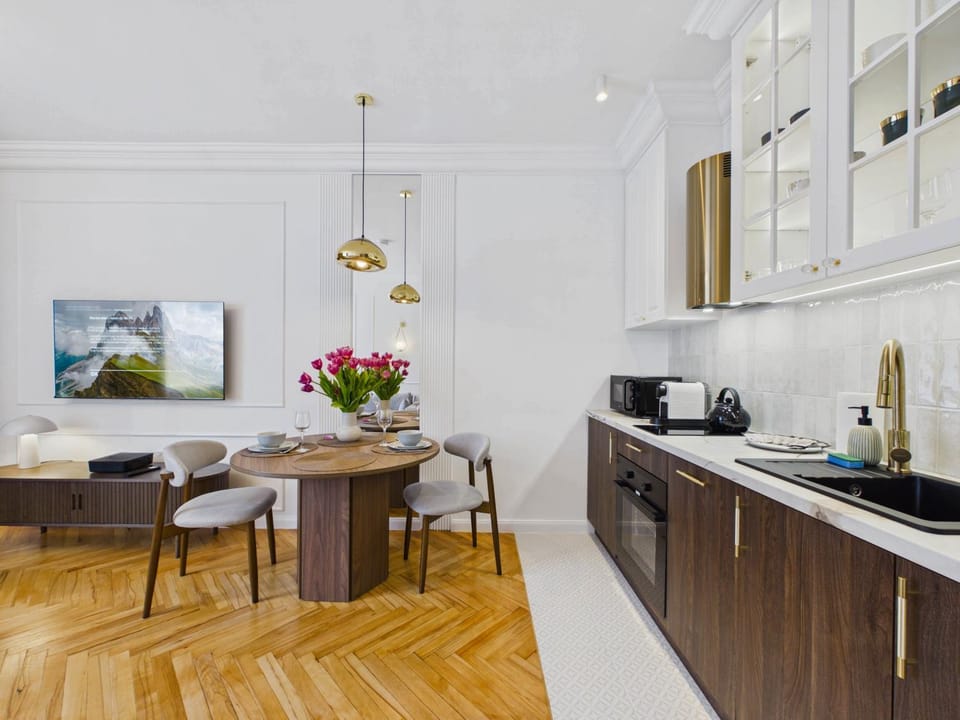 Kitchen or kitchenette, Dining area, stove