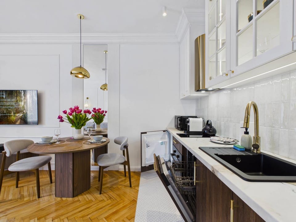 Kitchen or kitchenette, oven, stove