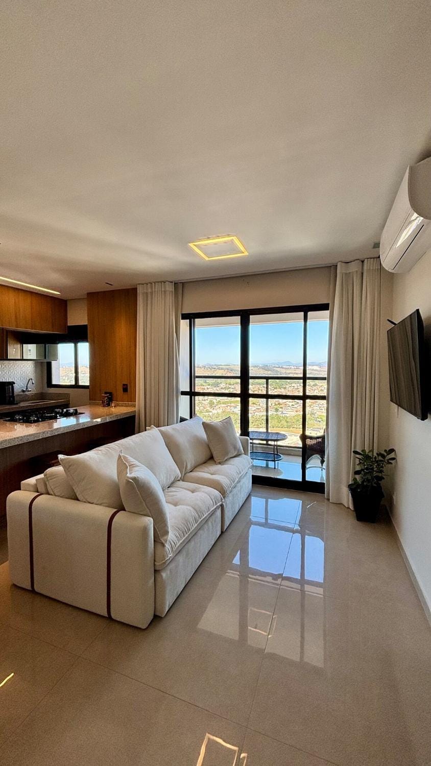 Bed, TV and multimedia, Kitchen or kitchenette, Living room, Seating area, air conditioner