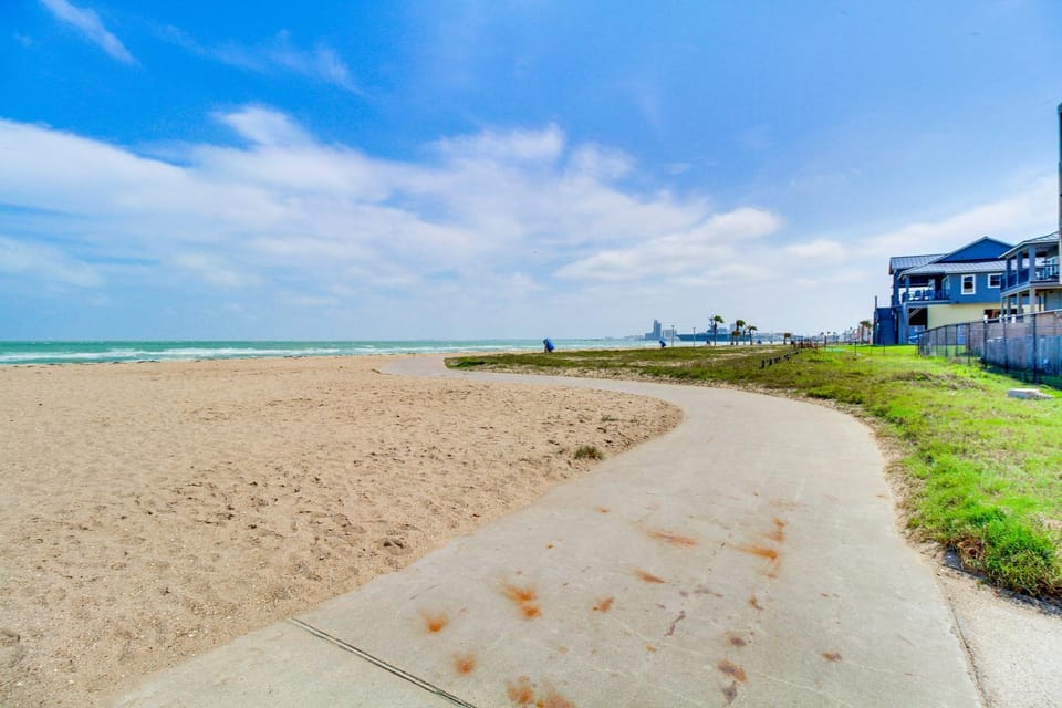 Poolside Fun, Ocean Strolls! Corpus Christi Escape House in Nueces County