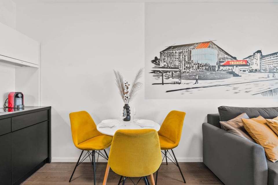 Kitchen or kitchenette, Living room, Seating area, Dining area