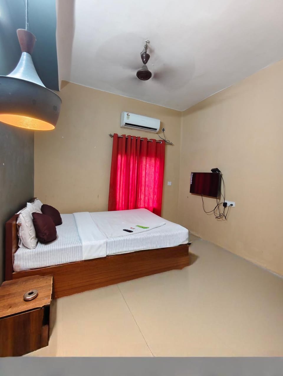 TV and multimedia, Photo of the whole room, Bedroom