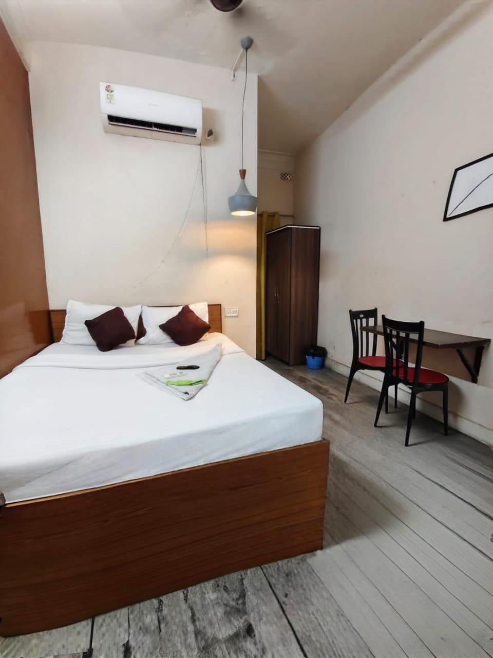 Bed, Photo of the whole room, Seating area, Bedroom, wardrobe, air conditioner