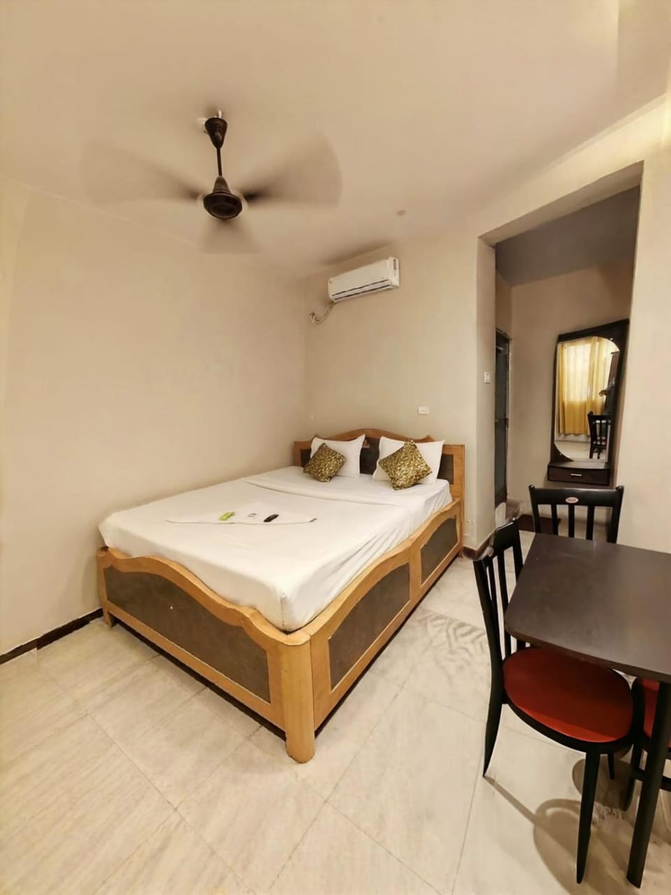 Bed, TV and multimedia, Photo of the whole room, Seating area, Dining area, Bedroom, air conditioner