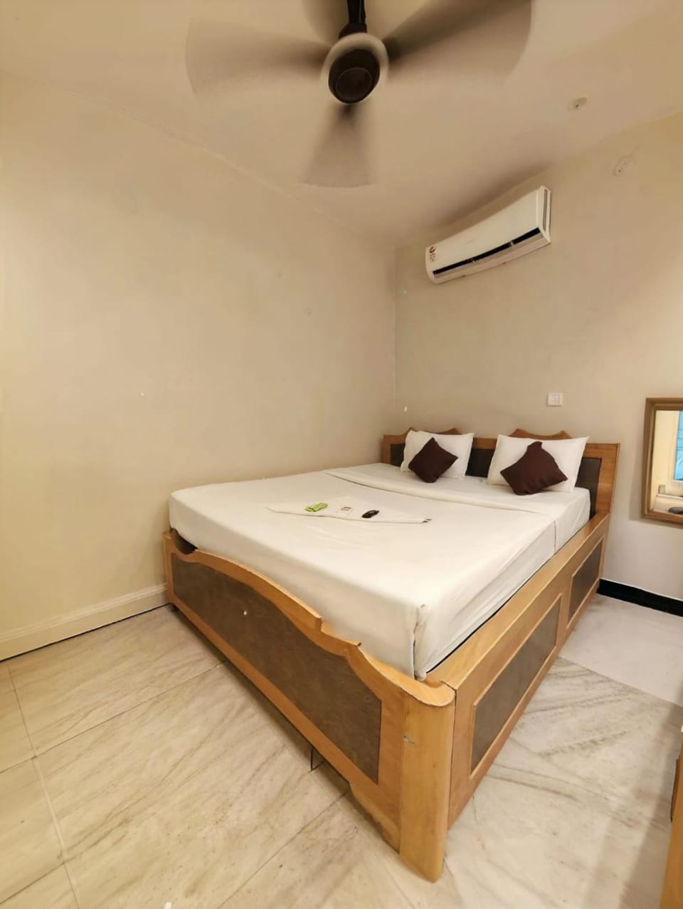 Bed, Photo of the whole room, Bedroom, air conditioner