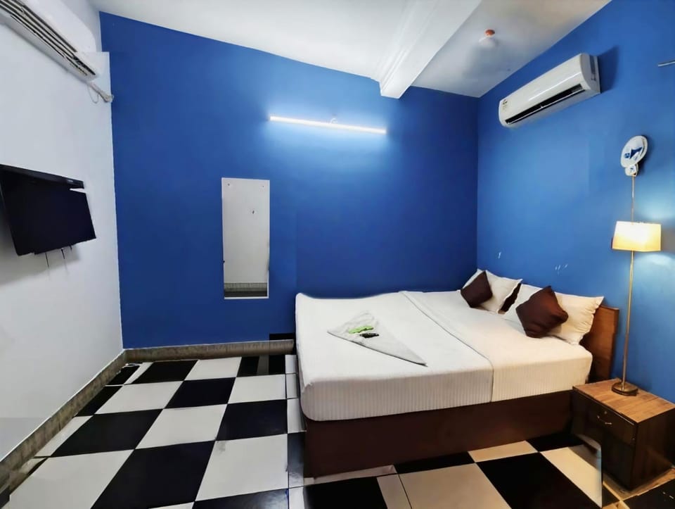 Bed, TV and multimedia, Photo of the whole room, Seating area, Bedroom, air conditioner