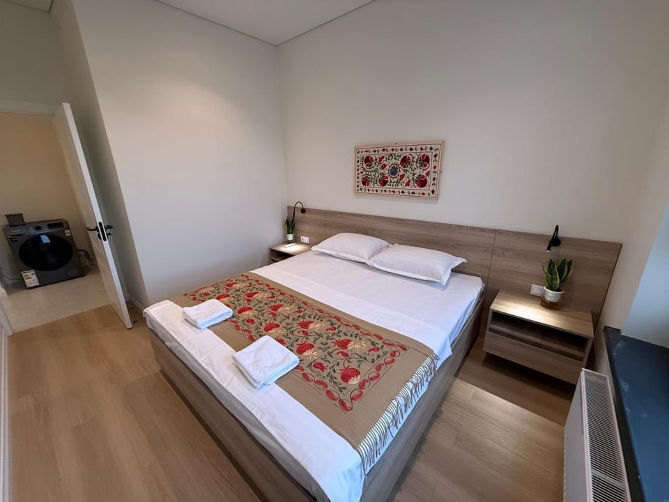 Bed, Bedroom, towels