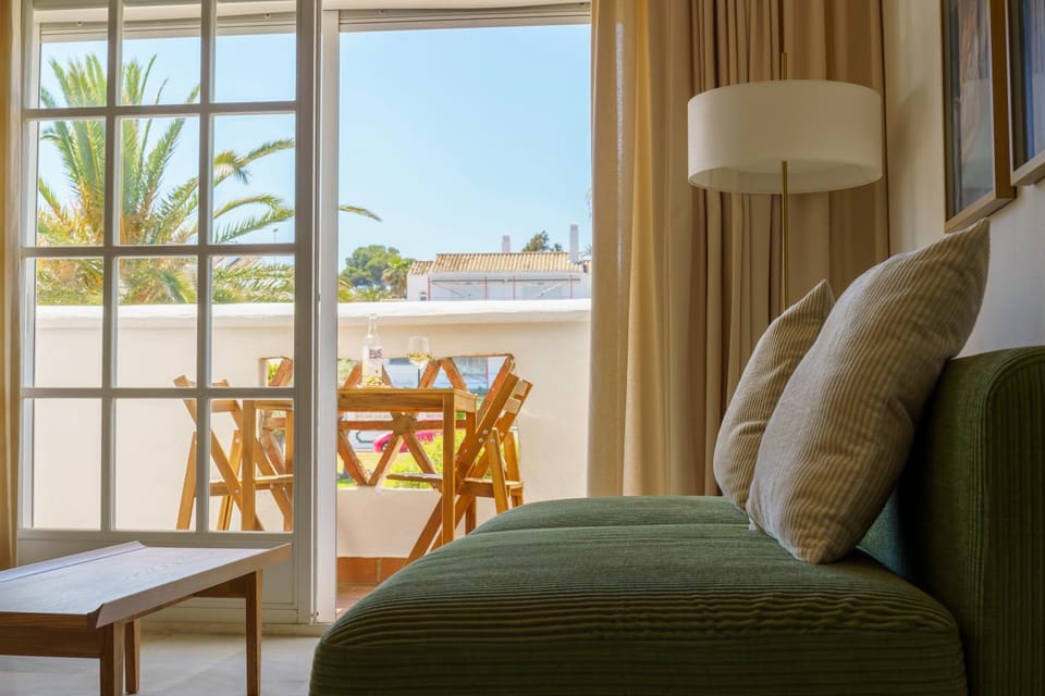 Balcony/Terrace, Living room, Street view, Quiet street view