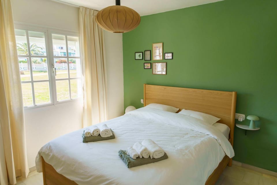 Bedroom, towels