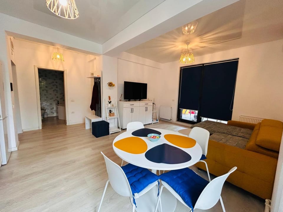 TV and multimedia, Living room, Seating area, Evening entertainment