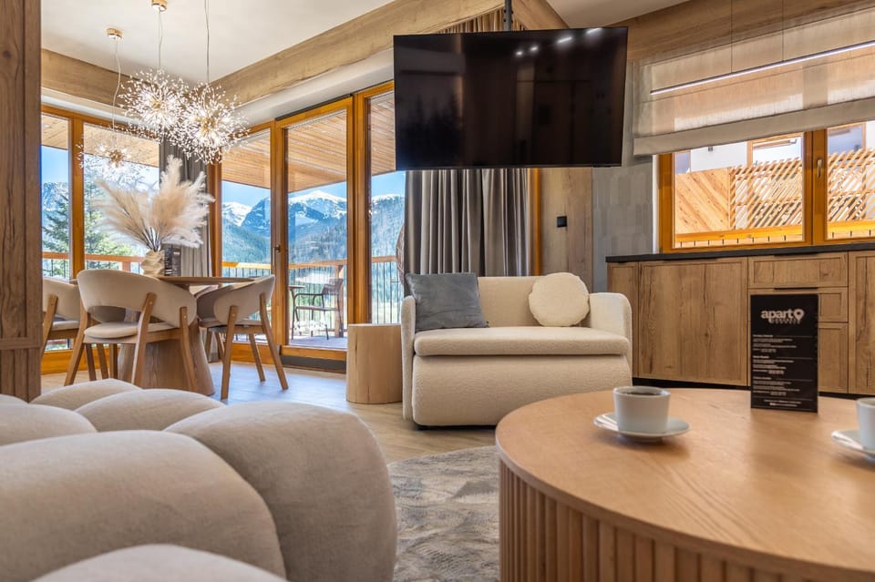 TV and multimedia, Living room, Seating area, Dining area, Mountain view