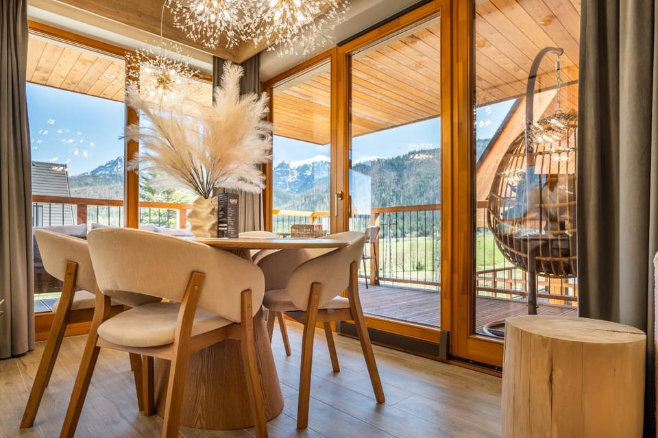 View (from property/room), Dining area, Mountain view