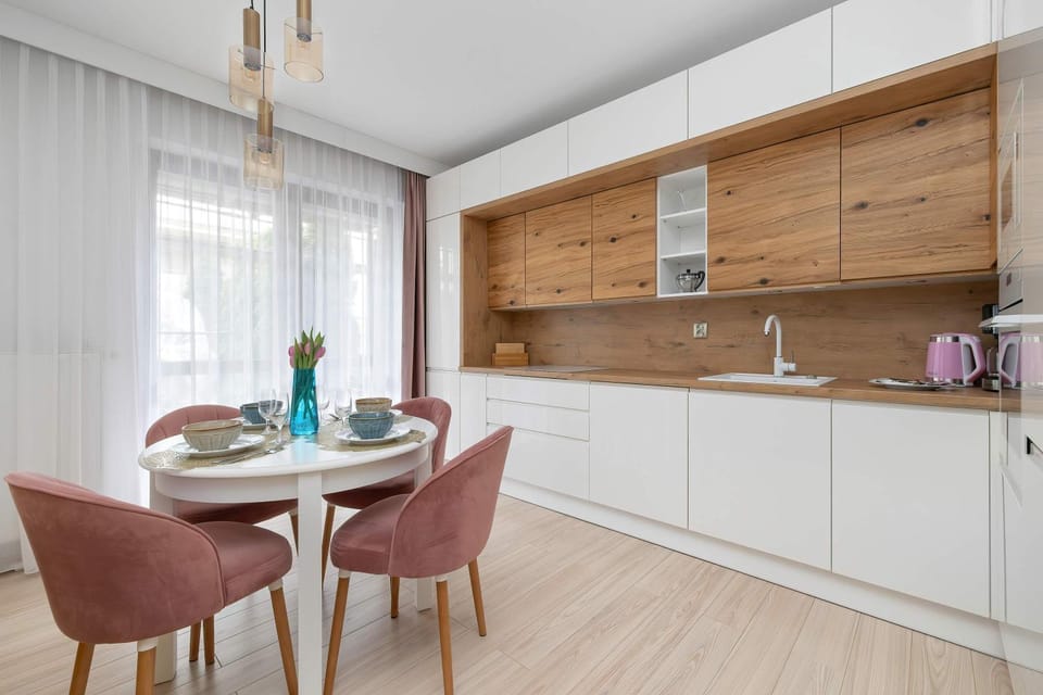 Kitchen or kitchenette, Dining area