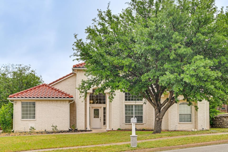 Fire Pit + Spacious Yard: Irving Family Home House in Irving