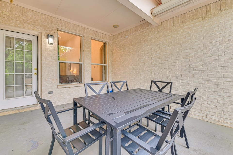 Fire Pit + Spacious Yard: Irving Family Home House in Irving
