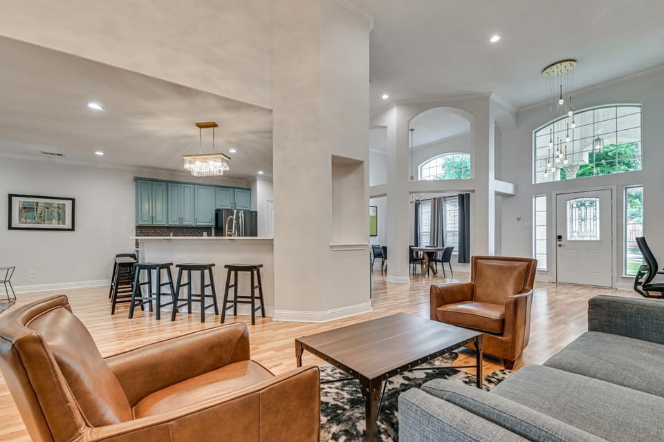 Fire Pit + Spacious Yard: Irving Family Home House in Irving