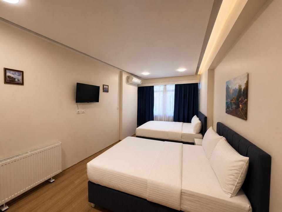 Bed, TV and multimedia, Photo of the whole room, Bedroom