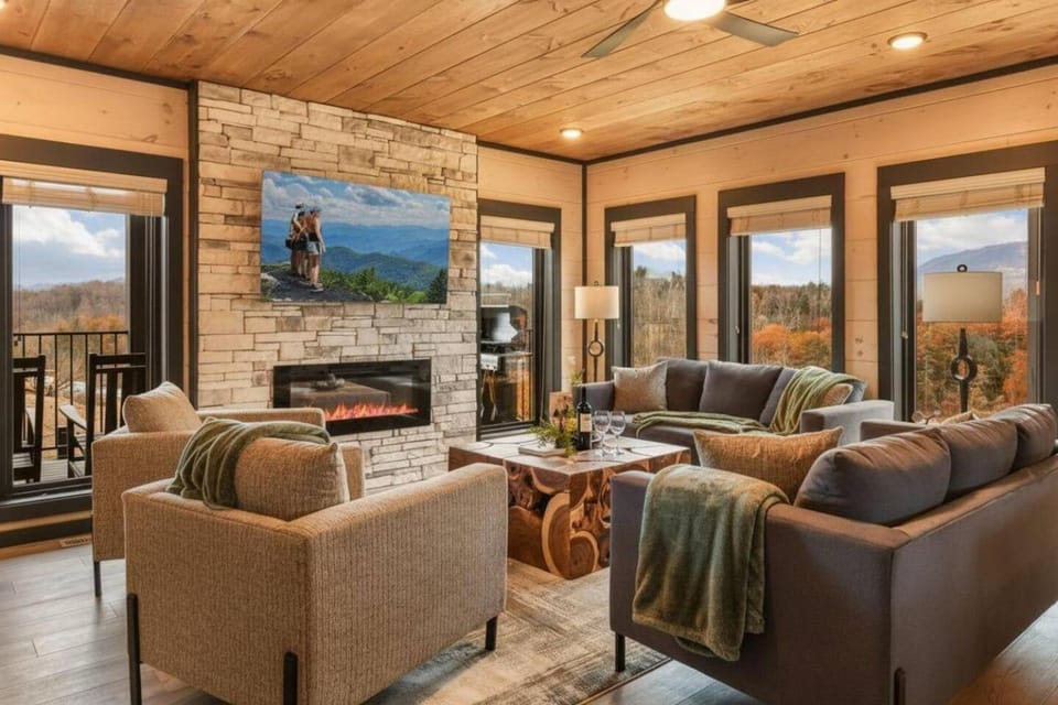 Indoor Pool | Slps 22 | Nr Pkwy | Hot Tub Chalet in Sevierville