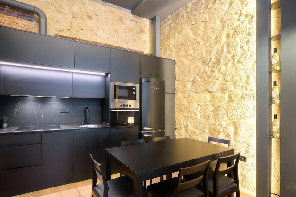 Kitchen or kitchenette, Dining area, oven