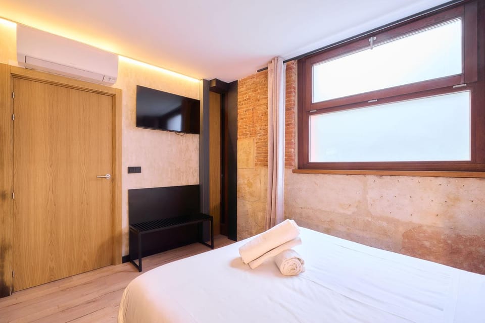 Bed, Photo of the whole room, Bedroom, air conditioner