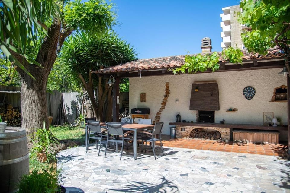 Patio, Spring, Day, BBQ facilities, Garden, Garden, Balcony/Terrace, Dining area, Garden view