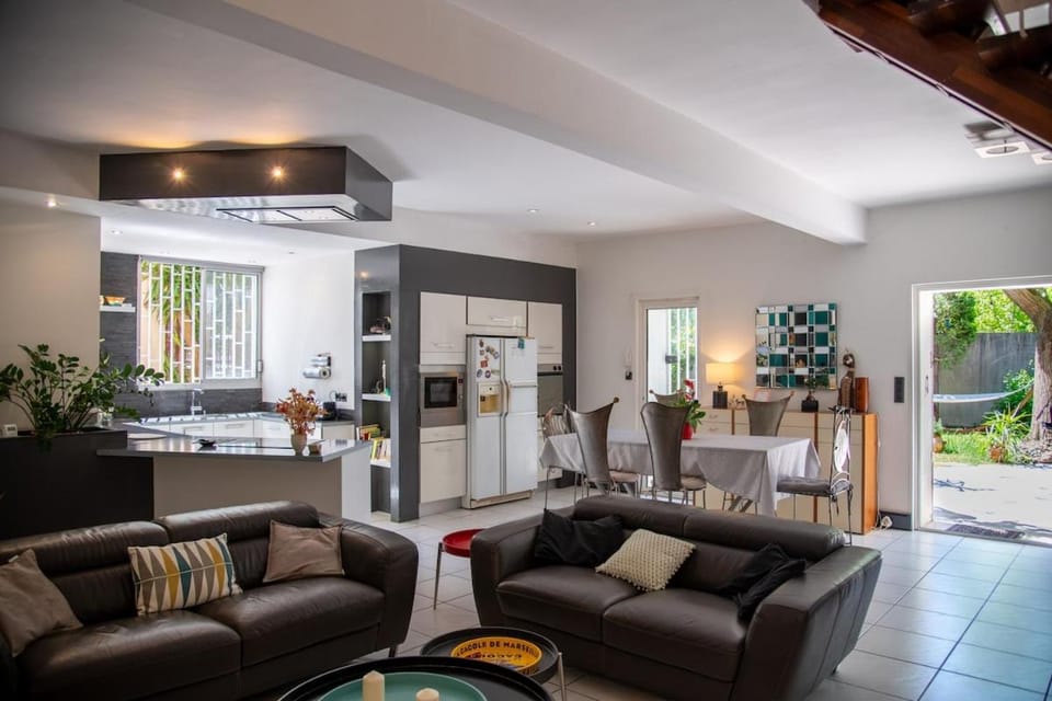 Kitchen or kitchenette, Living room, Seating area, Dining area