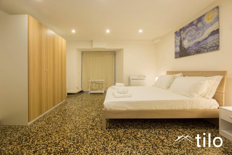 Bed, Bedroom, towels, wardrobe