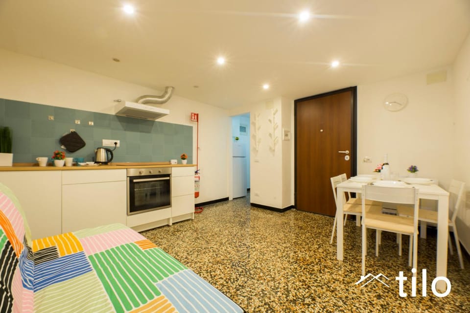 Kitchen or kitchenette, Dining area, air conditioner
